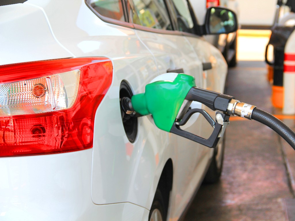 Βουτιά για βενζίνη και diesel στην Ελλάδα